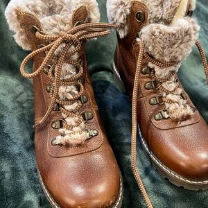 Brown Fur-Lined Women's Boots 
AVELLINI MADE IN PORTUGAL
very comfortable ..